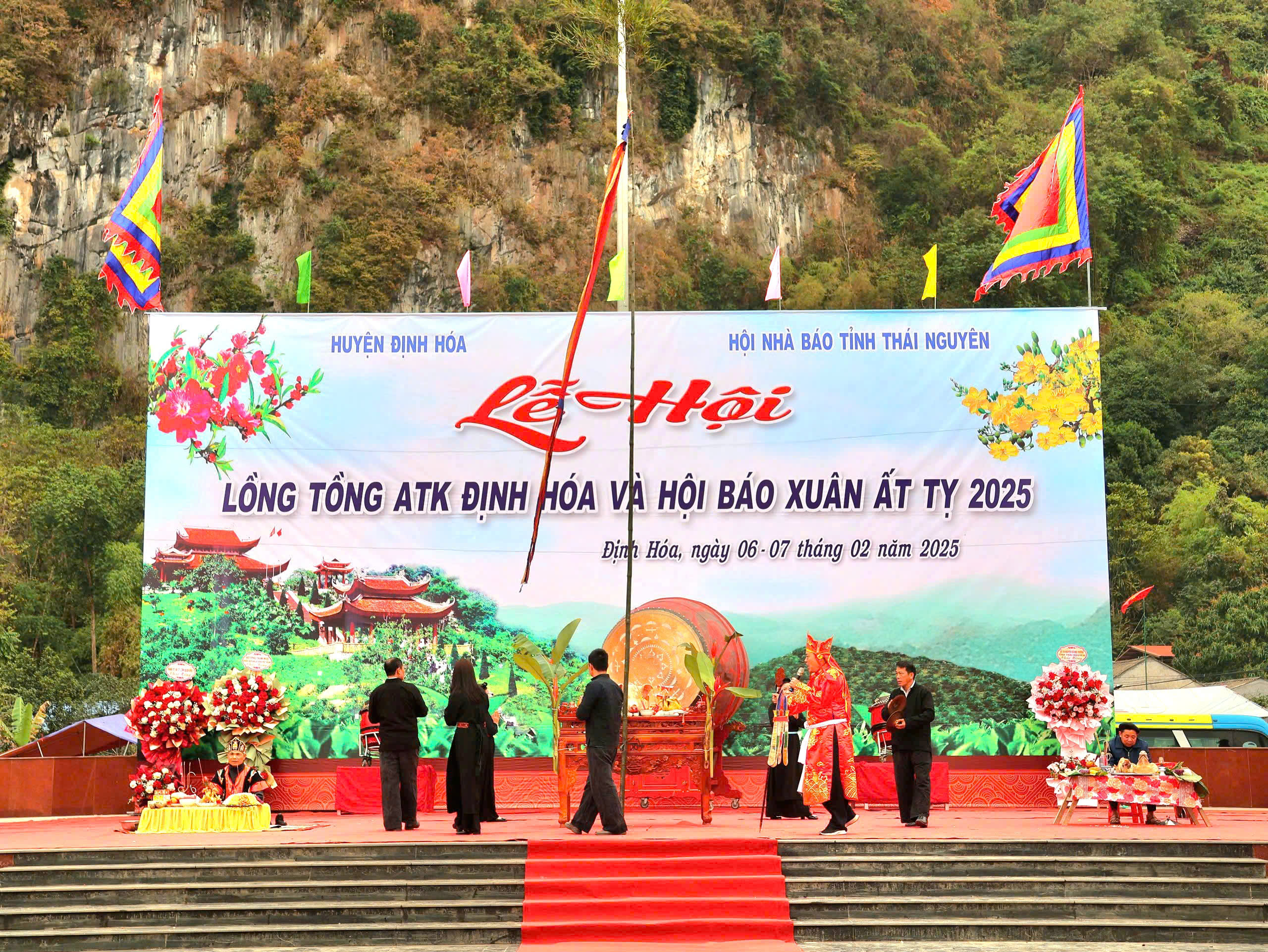 Khai hội Lồng Tồng ATK Định Hóa và Hội Báo Xuân Ất Tỵ năm 2025