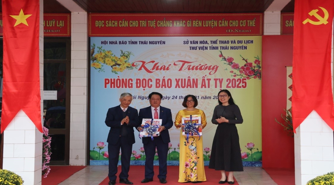 Khai trương Phòng đọc báo Xuân Ất Tỵ năm 2025 và Không gian trưng bày, giới thiệu sách, tư liệu chào mừng kỷ niệm 95 năm Ngày thành lập Đảng Cộng sản Việt Nam (03/02/1930- 03/02/2025)
