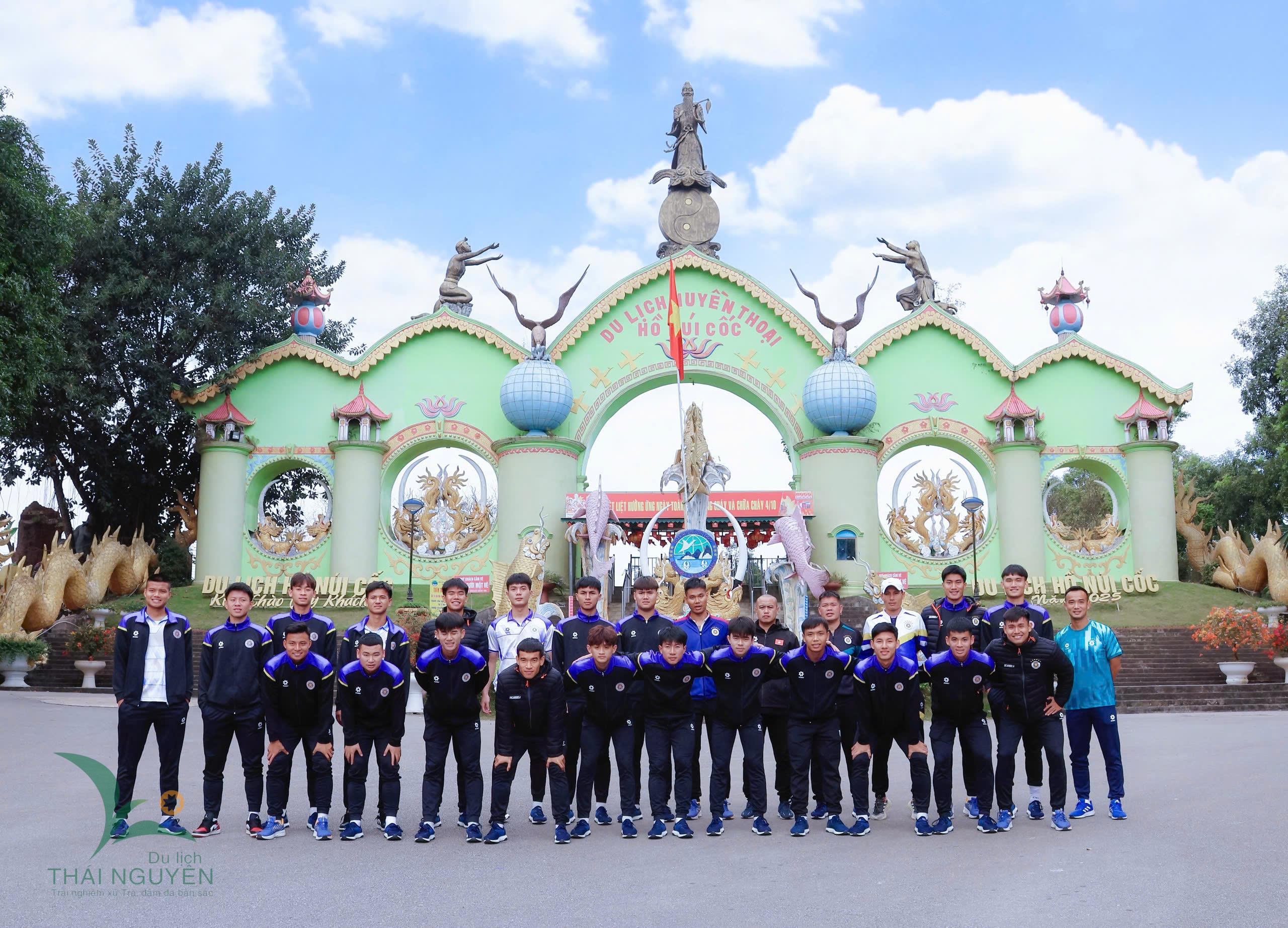 Câu lạc bộ bóng đá Hà Nội FC và Hoàng Anh Gia Lai tham quan một số điểm du lịch trên địa bàn tỉnh Thái Nguyên