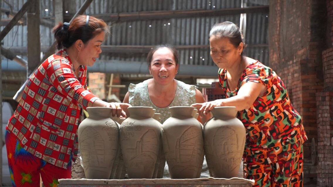 Bên trong lò gốm chuẩn bị cho Festival Gạch Gốm Đỏ