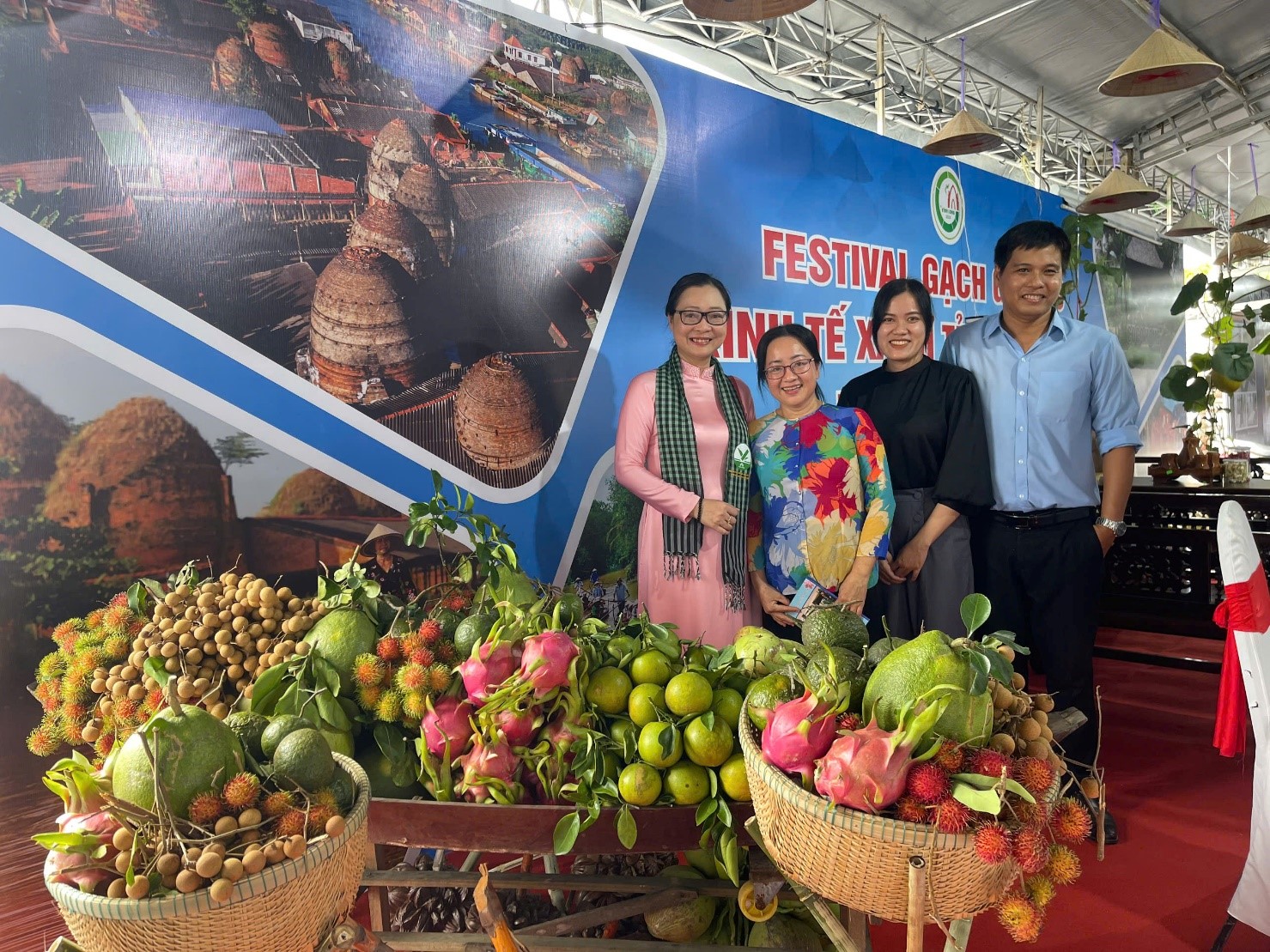 Không khí tấp nập ngày đầu tiên tại Festival Gạch gốm đỏ - Kinh tế xanh  lần I năm 2024