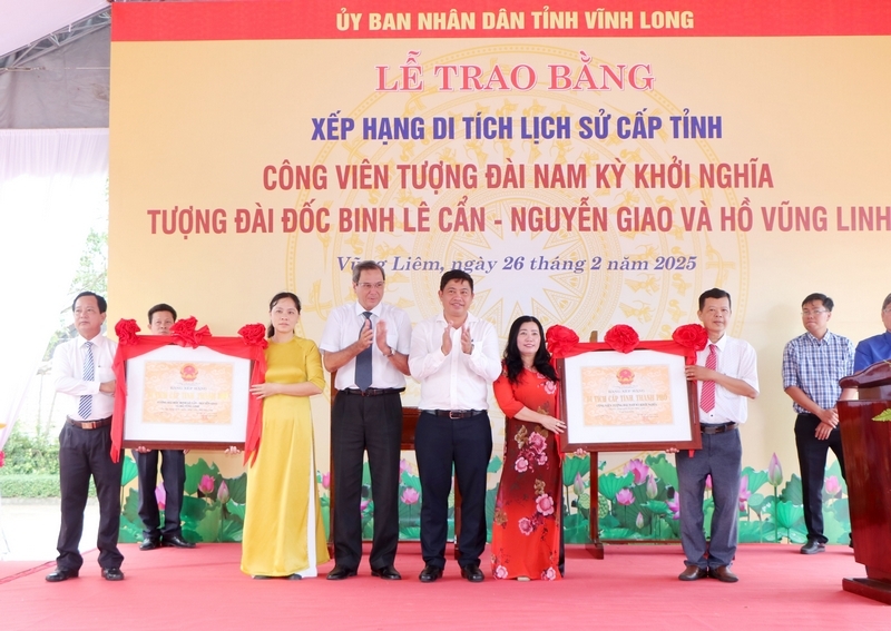 Trao bằng xếp hạng di tích lịch sử cấp tỉnh cho các công trình tại huyện Vũng Liêm