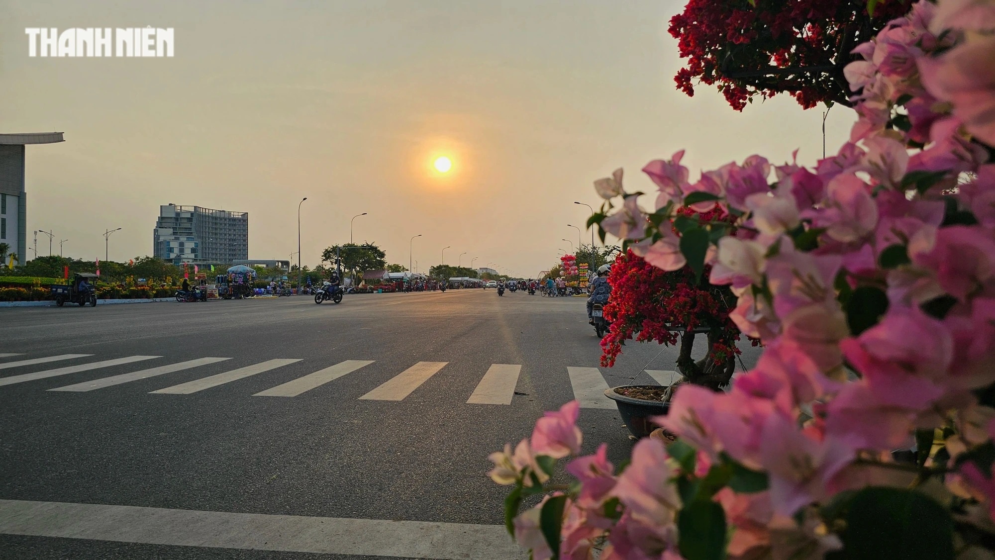 Ngắm hoàng hôn bên đường gốm và hoa dài nhất Việt Nam