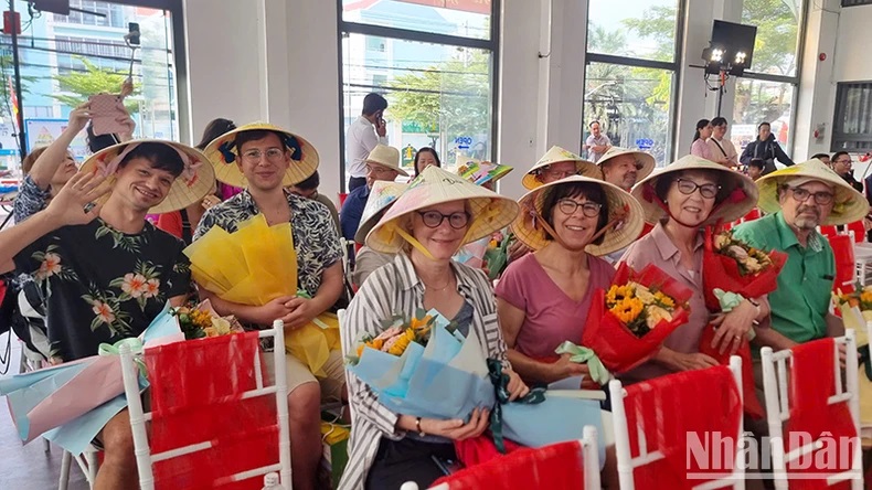 Vĩnh Long đón những vị khách du lịch quốc tế đầu tiên Xuân Ất Tỵ