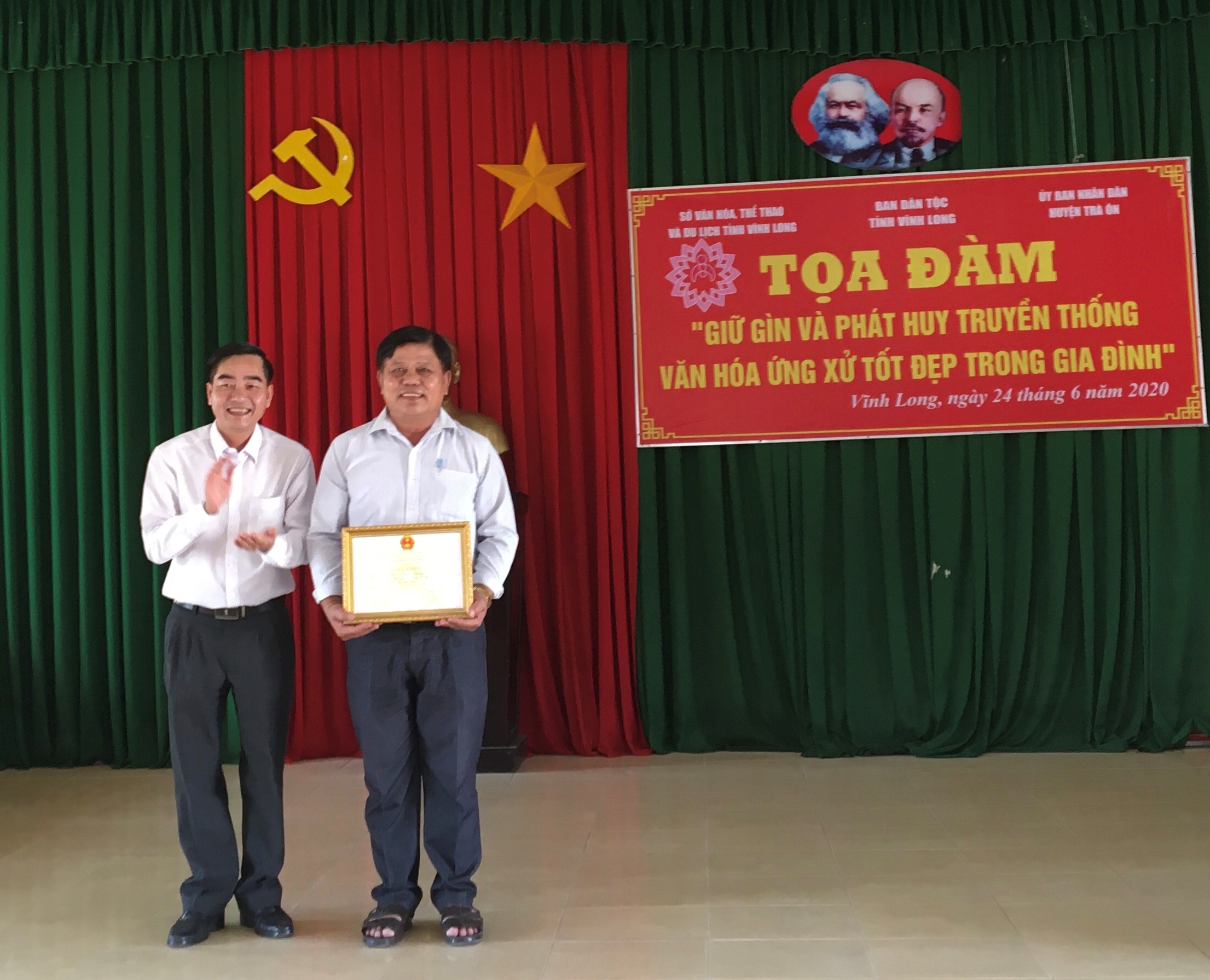 “Bữa cơm gia đình ấm áp yêu thương”