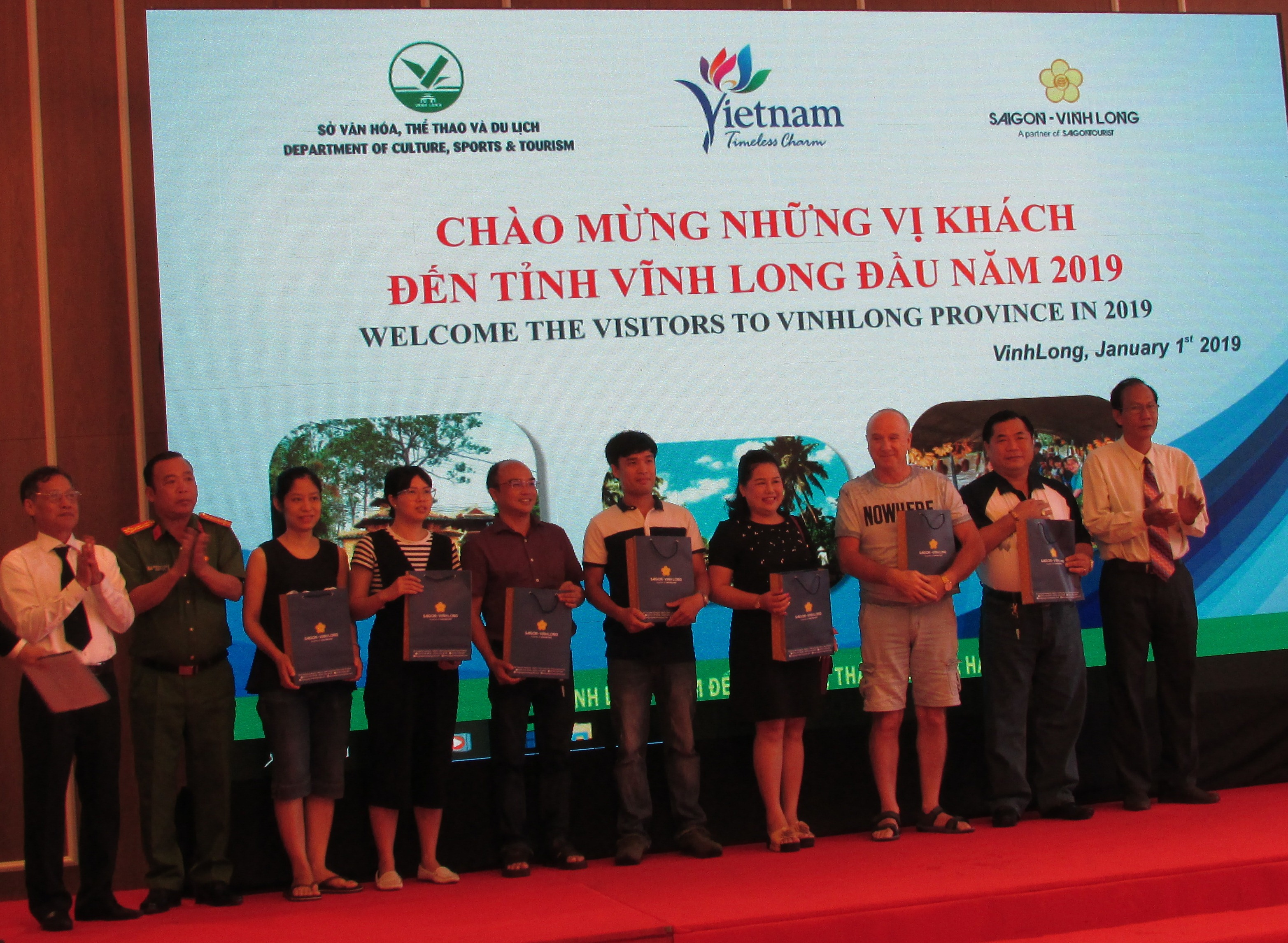 Chào mừng những vị khách đến tỉnh Vĩnh Long đầu năm 2019