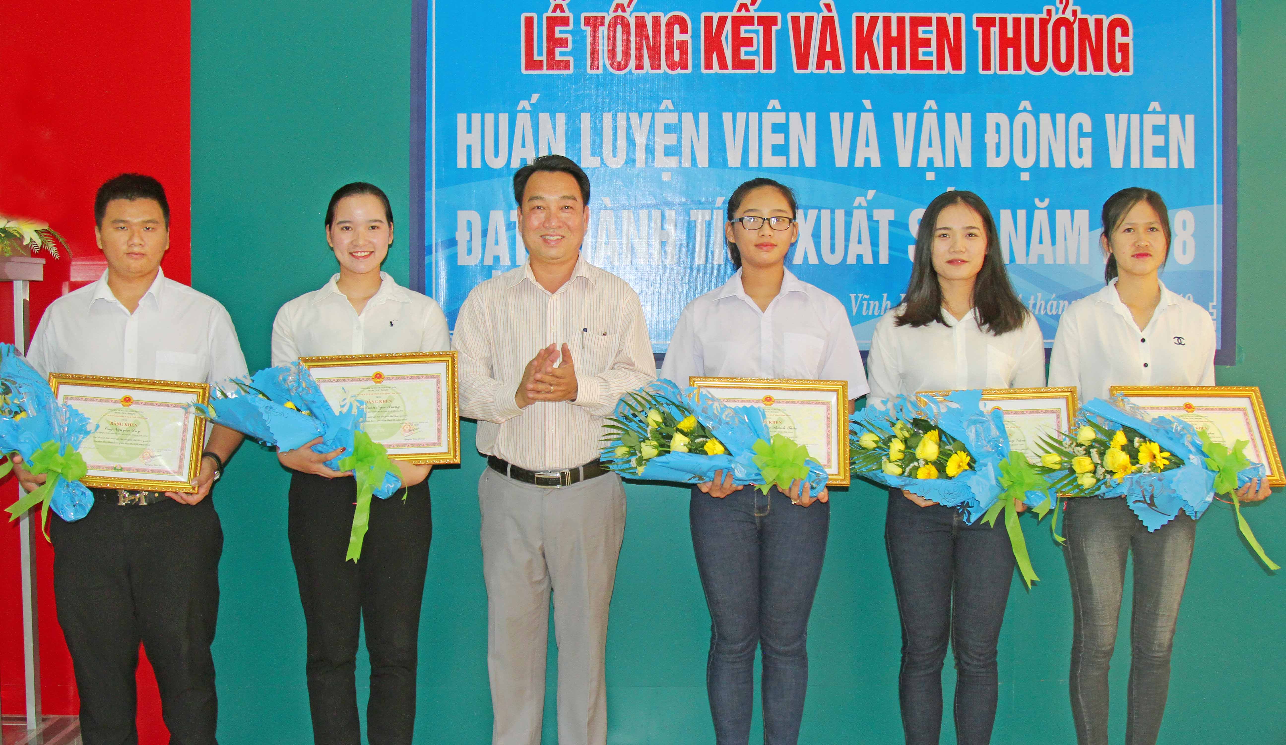 Khen thưởng HLV, VĐV TDTT Vĩnh Long đạt thành tích xuất sắc năm 2018 