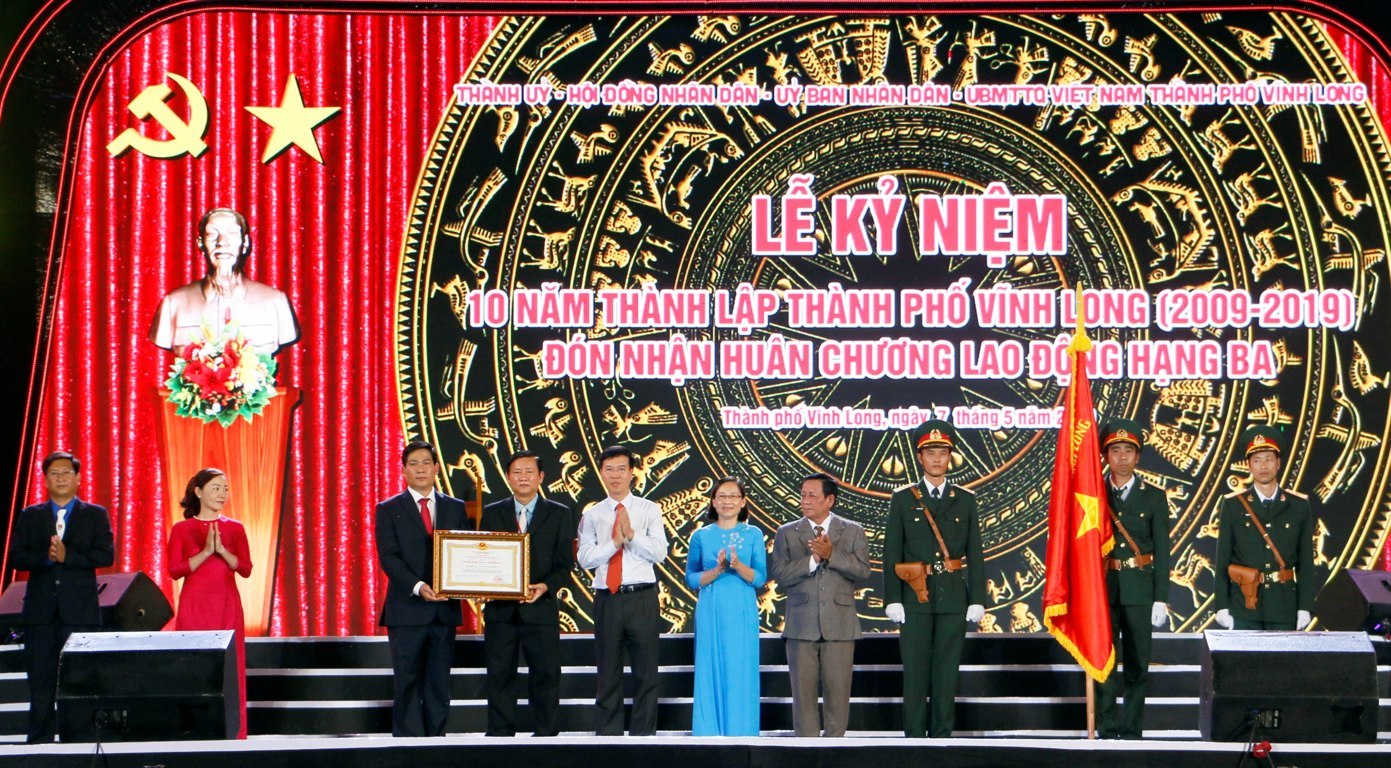 Kỷ niệm 10 năm thành lập thành phố Vĩnh Long và đón nhận Huân chương Lao động hạng Ba
