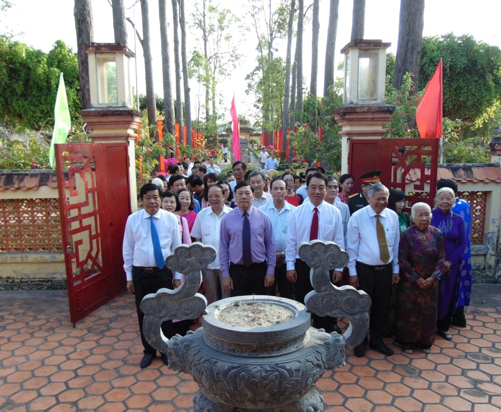Lãnh đạo tỉnh dâng hương tưởng nhớ các bậc tiền nhân