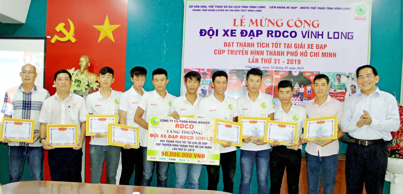 Mừng công đội tuyển xe đạp RDCO Vĩnh Long