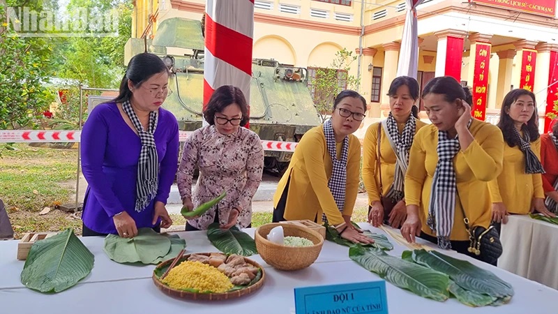 Vĩnh Long tổ chức thực hành truyền dạy và gói bánh chưng, bánh giầy