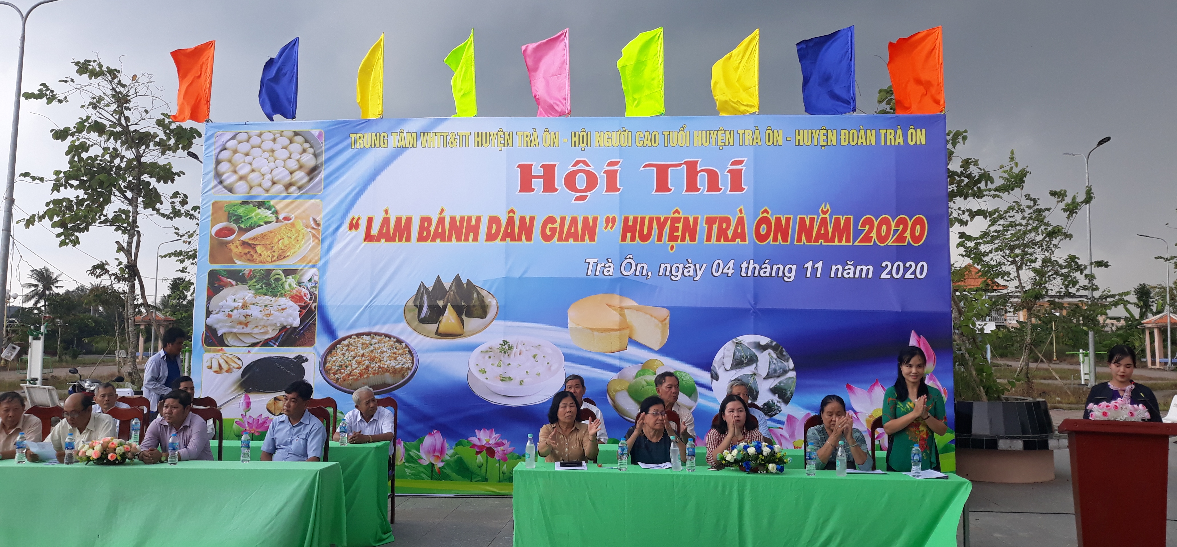 Trà Ôn tổ chức hội thi làm bánh dân gian