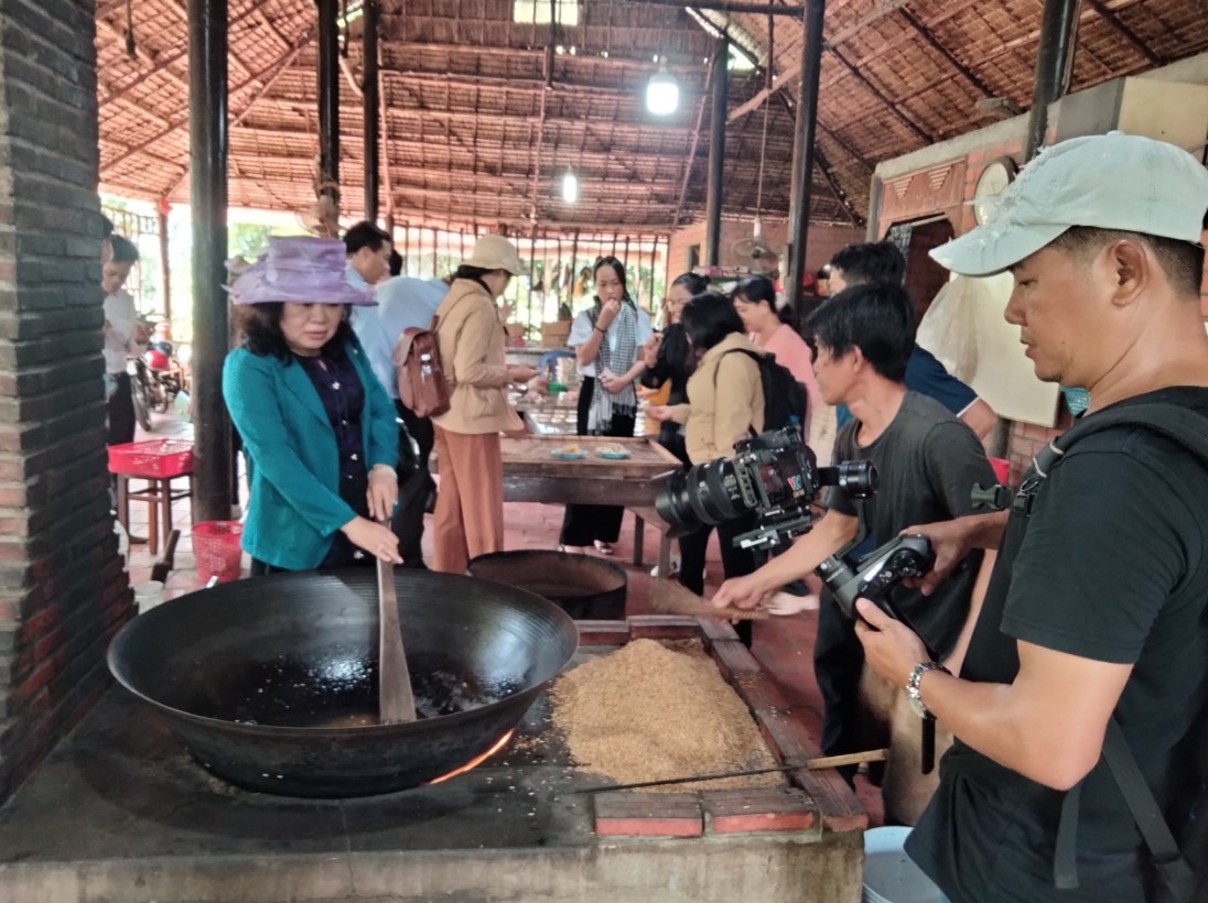 Sở Văn hóa, Thể thao và Du lịch tỉnh Tiền Giang khảo sát, trao đổi  kinh nghiệm trong công tác phát triển du lịch tại Vĩnh Long