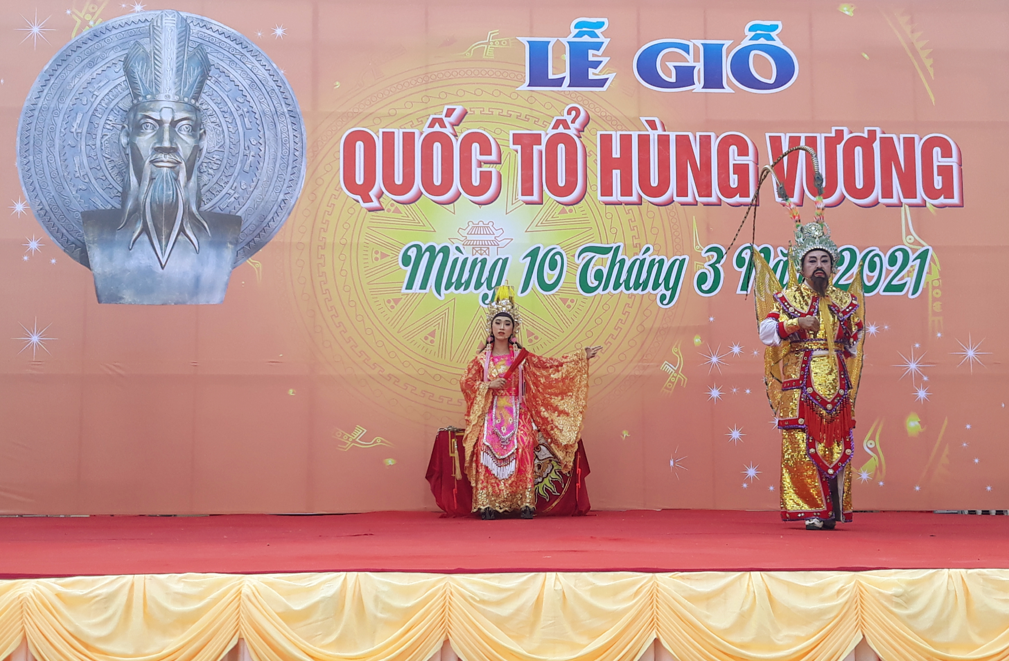 Dâng hương Quốc Tổ Hùng Vương