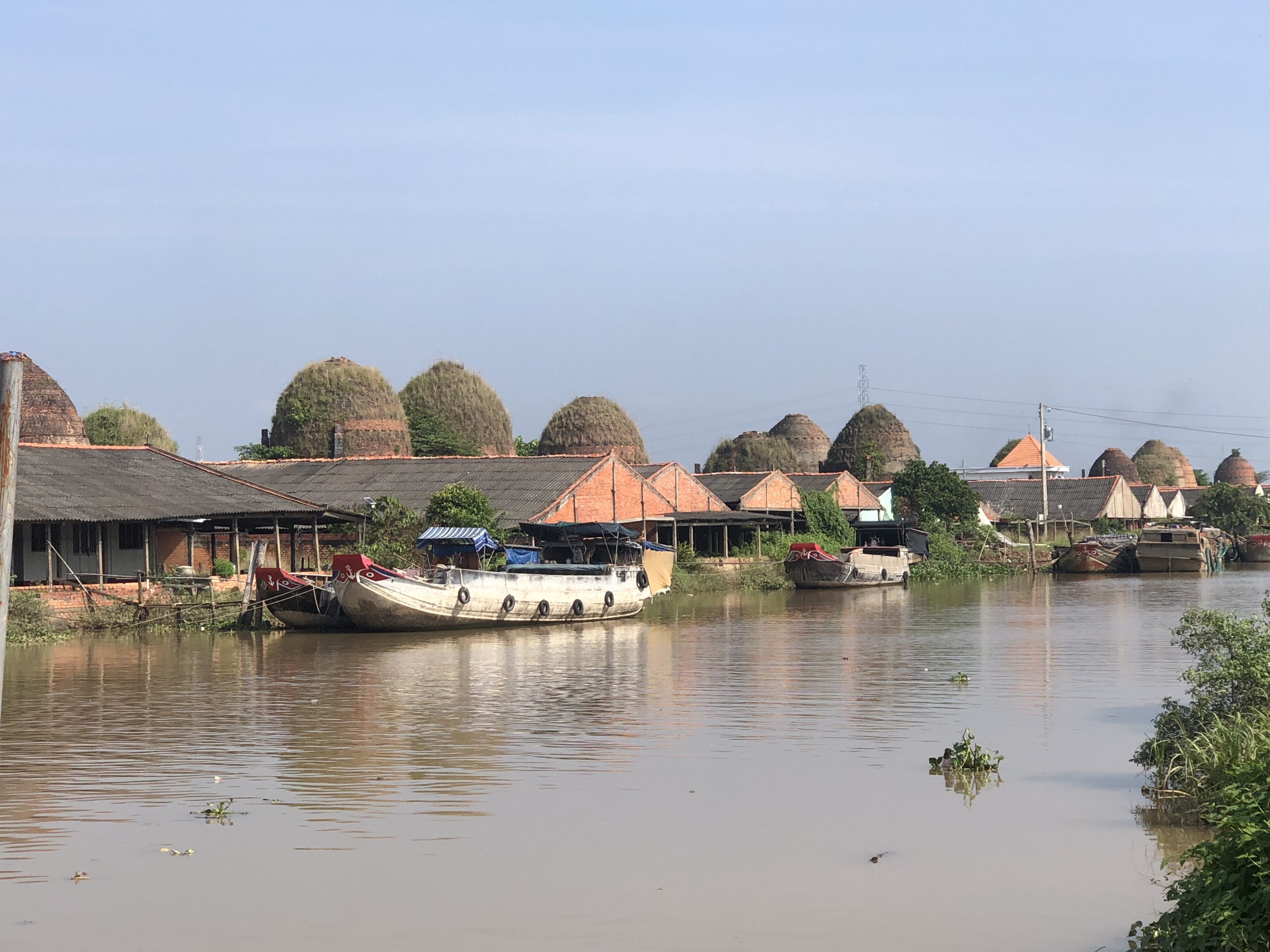 Xây dựng Khu lò gạch, gốm Mang Thít là khu du lịch trọng điểm,  định hướng là khu du lịch quốc gia