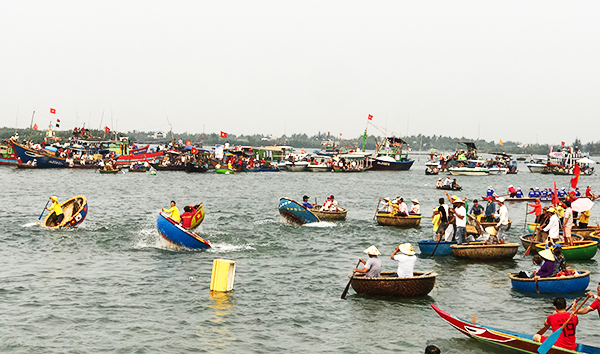 Hội An tổ chức đua thuyền, phát động vụ đánh bắt cá nam