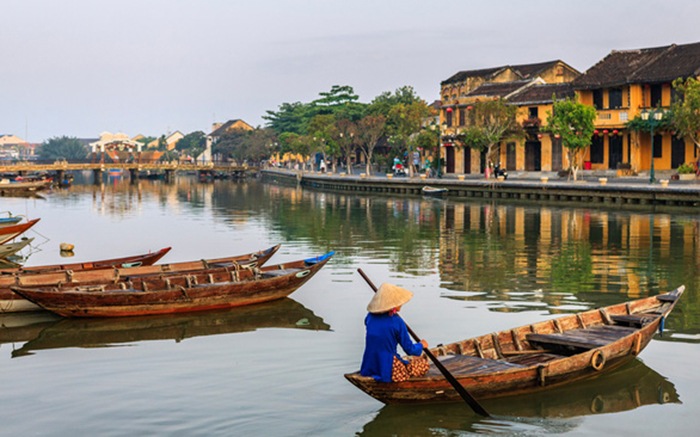 Recreate the bustling trade scene in Hoi An