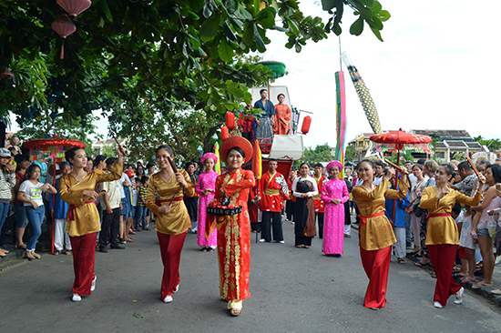 Promoting tourism through festivals