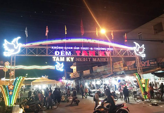 Vibrant Tam Ky night market attracts a lot of city people