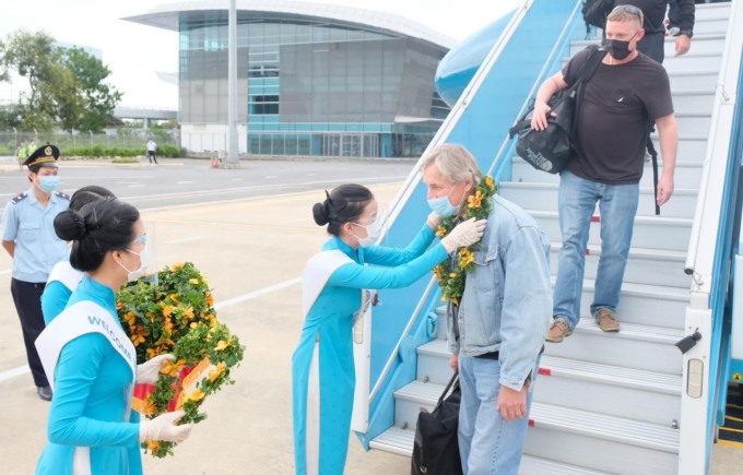 The first international guests return to Vietnam