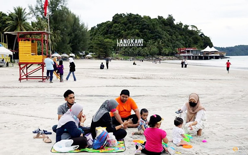 What factors helped Langkawi's "tourist bubble" initially succeed?