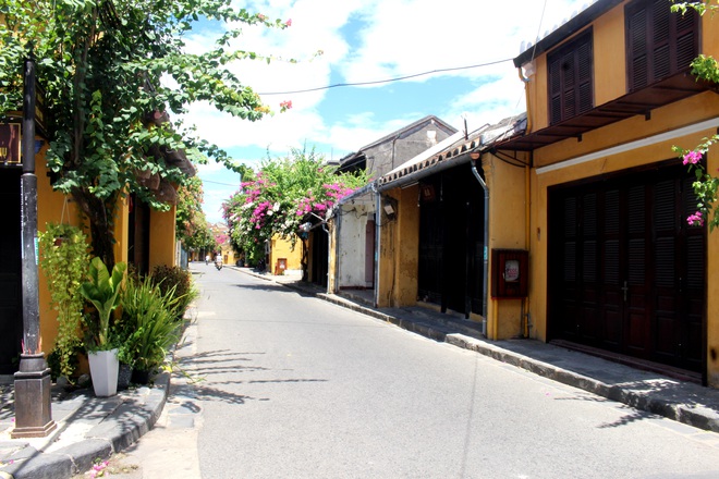 Hoi An ancient town "closed and bolted" on the first day of social distancing