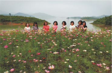 Hồ Núi Cốc với 89 hòn đảo hấp dẫn du khách. Ảnh: Thành Hải (ảnh chụp trước ngày 27/4)